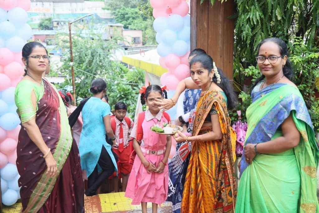 शाळेचा पहिला दिवस भांडुपचे आमदार राजाराम शेठ विद्यालयात